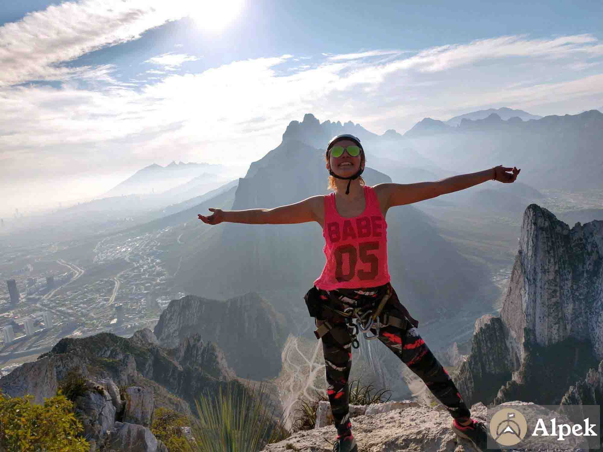 Participante en actividad de rapel con vista de montaña